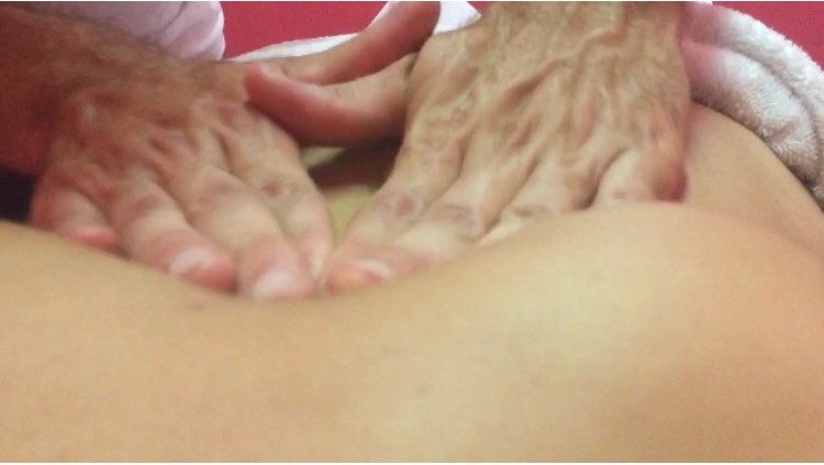 A imagem ilustra uma massagem nas vísceras. Da mesma forma que as posturas de yoga, a massagem tem poderes de cura.